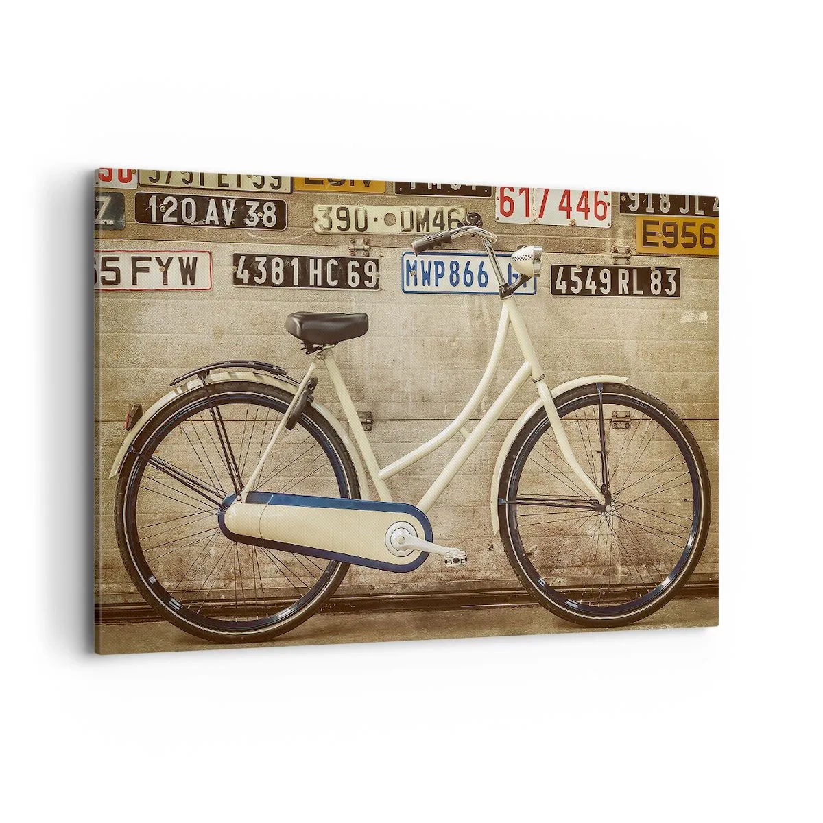Bild auf Leinwand - Leinwandbild - Ein Retro-Fahrrad vor einer mit Nummernschildern dekorierten Wand - 120x80cm - Keine Komplexe - Moderne Wanddekoration für Wohnzimmer und Schlafzimmer ARTTOR