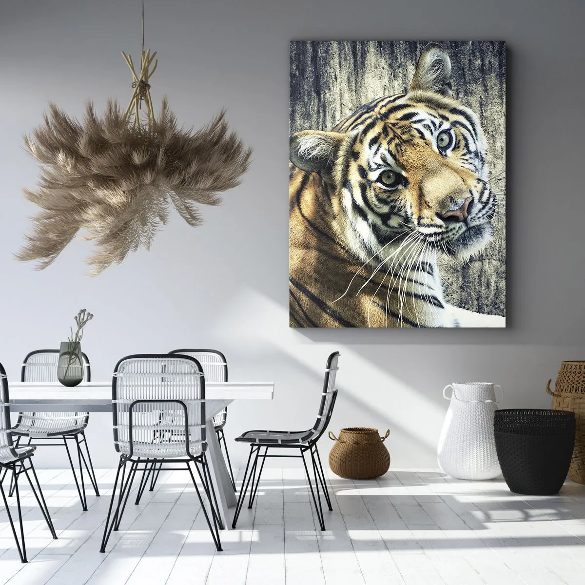Bild auf Leinwand - Leinwandbild - Ein Tiger liegt an einer rauen Wand - 70x100cm - Portrait in Lichtstrahlen - Moderne Wanddekoration für Wohnzimmer und Schlafzimmer ARTTOR