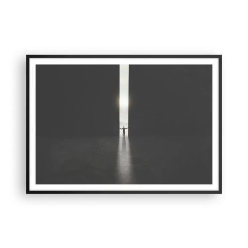 Poster in einem schwarzem Rahmen - Ein Mann steht im Licht eines schmalen Schlitzes in einem dunklen Raum - 100x70cm - Ein Schritt in eine strahlende Zukunft - Moderne Wanddekoration für Wohnzimmer und Schlafzimmer ARTTOR