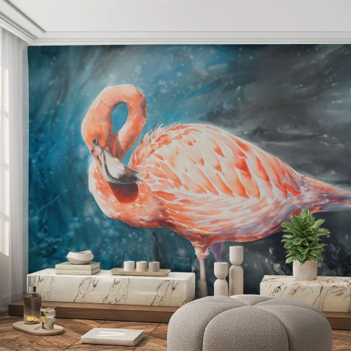 Fototapete Premium Sand - Ein Flamingo vor dem Hintergrund einer malerischen Komposition in Blautönen. - 100x70cm - Von Natur aus dekorativ - Moderne Wanddekoration für Wohnzimmer und Schlafzimmer ARTTOR