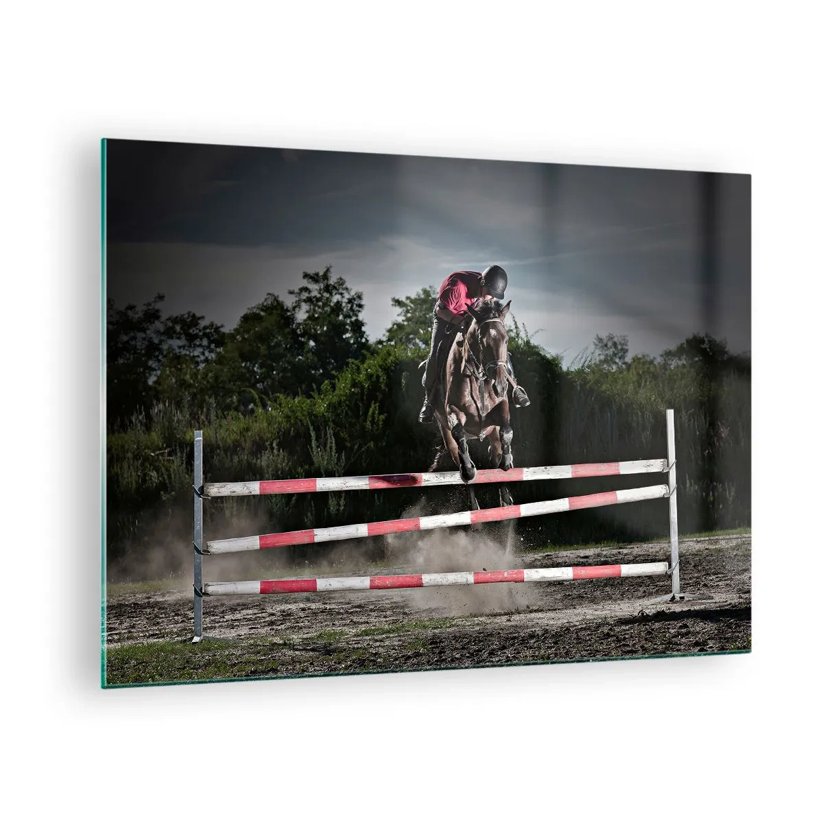 Glasbild - Bild auf glas - Ein Reiter auf einem Pferd springt über ein Hindernis vor der Kulisse der Natur - 70x50cm - Gemeinsam zum Sieg - Moderne Wanddekoration für Wohnzimmer und Schlafzimmer ARTTOR