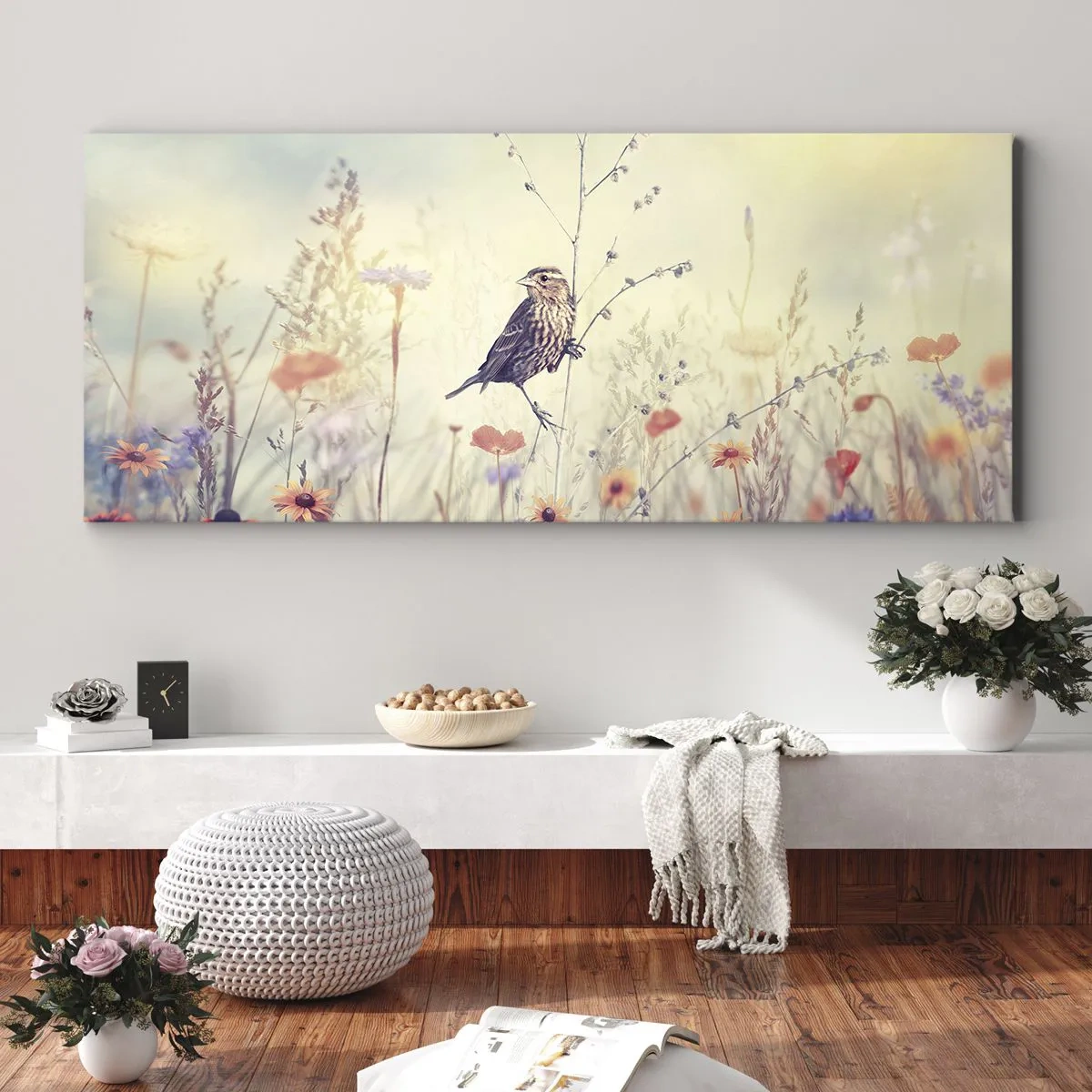 Bild auf Leinwand - Leinwandbild - Ein Vogel vor dem Hintergrund einer bunten Wiese in Pastellfarben - 140x50cm - Vogelporträt mit einer Wiese im Hintergrund - Moderne Wanddekoration für Wohnzimmer und Schlafzimmer ARTTOR