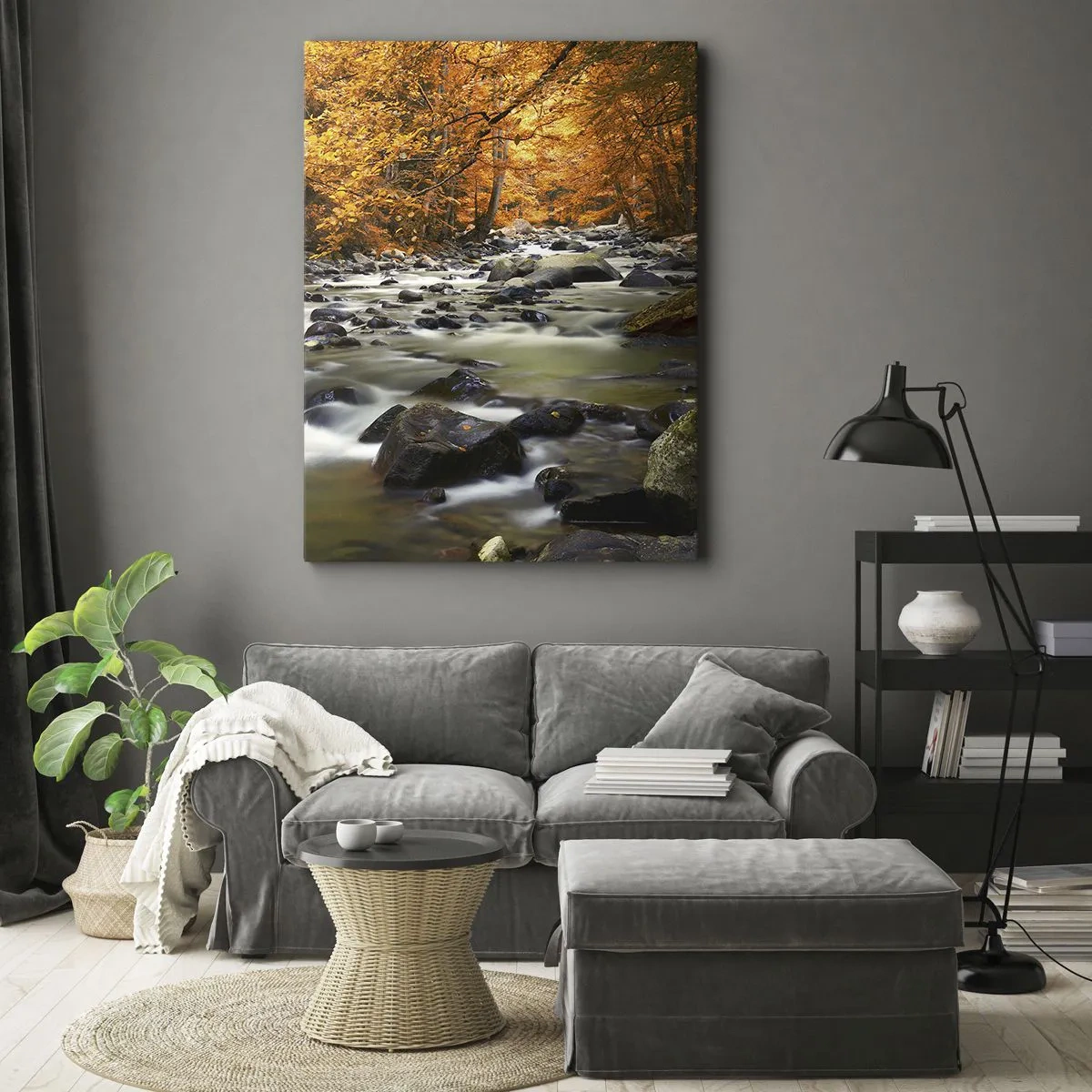 Bild auf Leinwand - Leinwandbild - Ein Bach in einem herbstlichen Wald, umgeben von goldenen Blättern - 50x70cm - Ein Bach in einem goldenen Wald - Moderne Wanddekoration für Wohnzimmer und Schlafzimmer ARTTOR