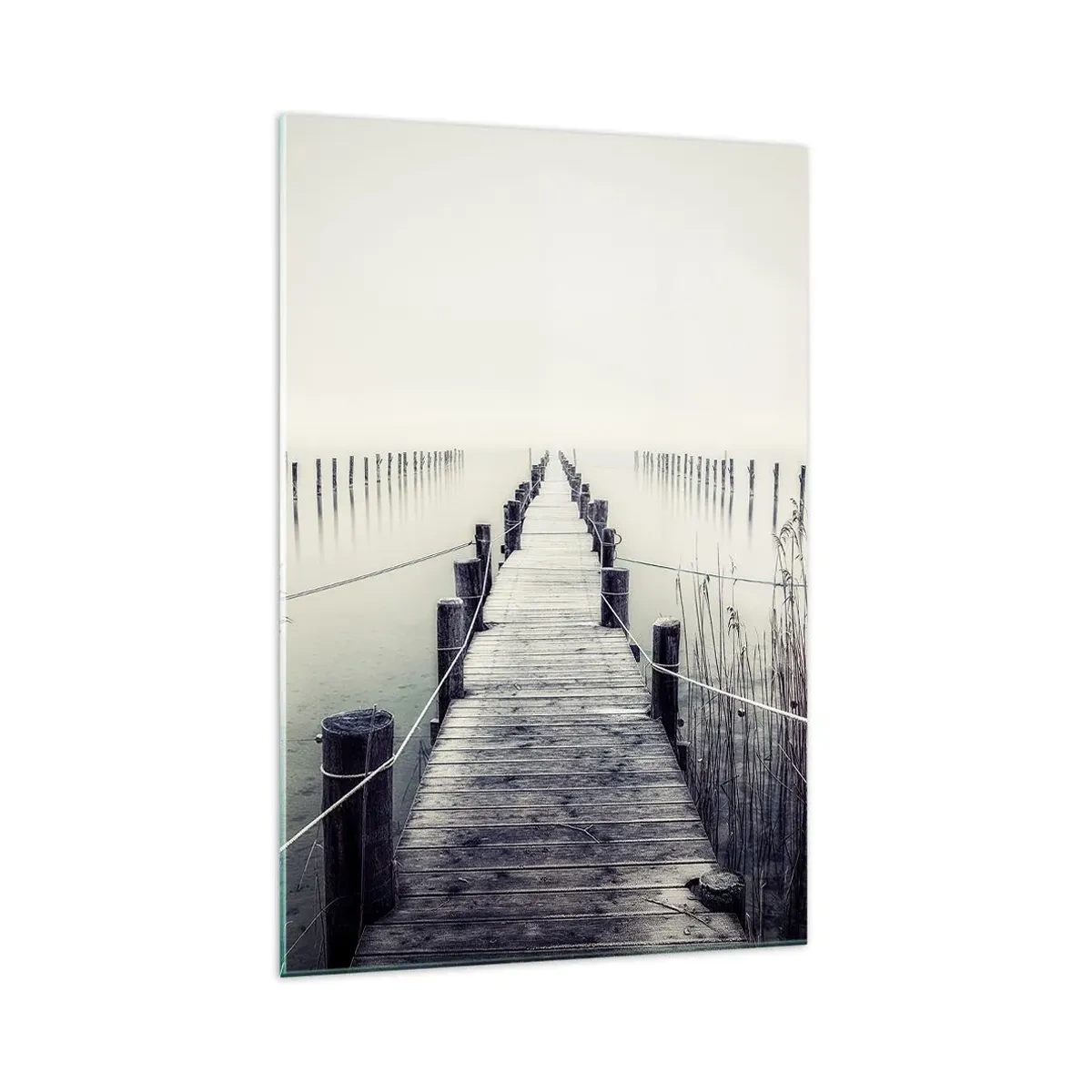 Glasbild - Bild auf glas - Eine Holzbrücke, die in einen nebligen Raum führt - 70x100cm - Tauchen Sie in Ruhe ein - Moderne Wanddekoration für Wohnzimmer und Schlafzimmer ARTTOR