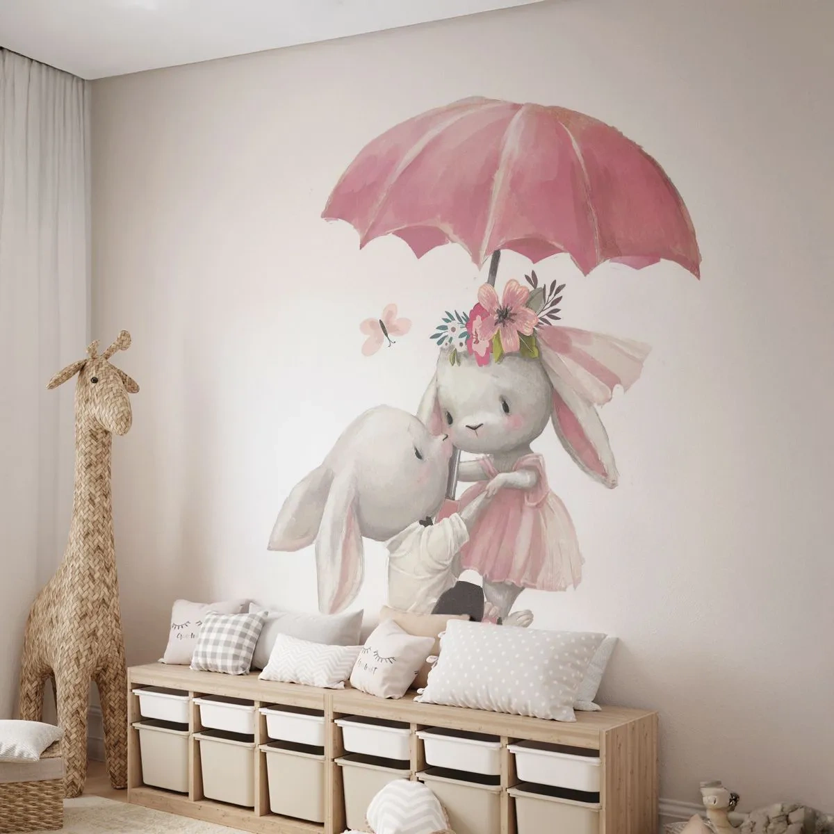 Fototapete Premium Sand - Zwei süße Häschen unter einem rosa Regenschirm - 100x70cm - Das ist eben Liebe - Moderne Wanddekoration für Wohnzimmer und Schlafzimmer ARTTOR