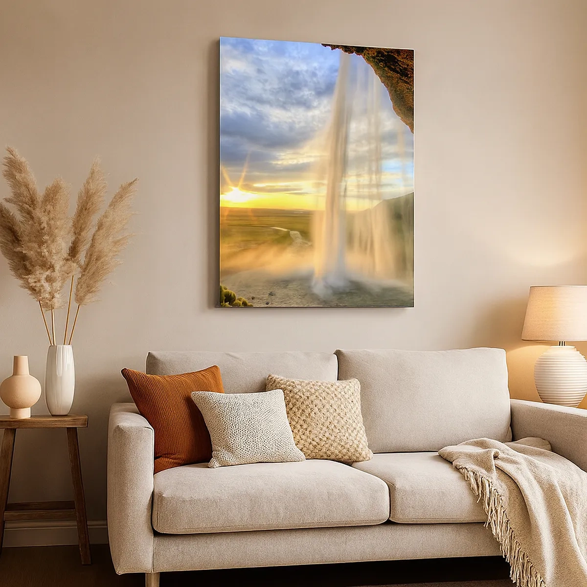 Bild auf Leinwand - Leinwandbild - Ein vom Sonnenlicht beleuchteter Wasserfall vor einer Landschaftskulisse - 50x70cm - Die Welt hinter einem Schleier aus Tropfen - Moderne Wanddekoration für Wohnzimmer und Schlafzimmer ARTTOR