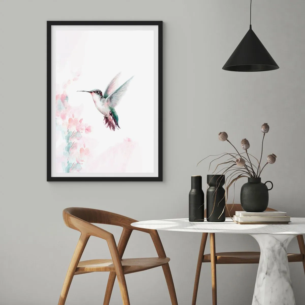 Poster in einem schwarzem Rahmen - Kolibri im Flug mit einem zarten floralen Hintergrund - 50x70cm - Im Flattern gehalten - Moderne Wanddekoration für Wohnzimmer und Schlafzimmer ARTTOR