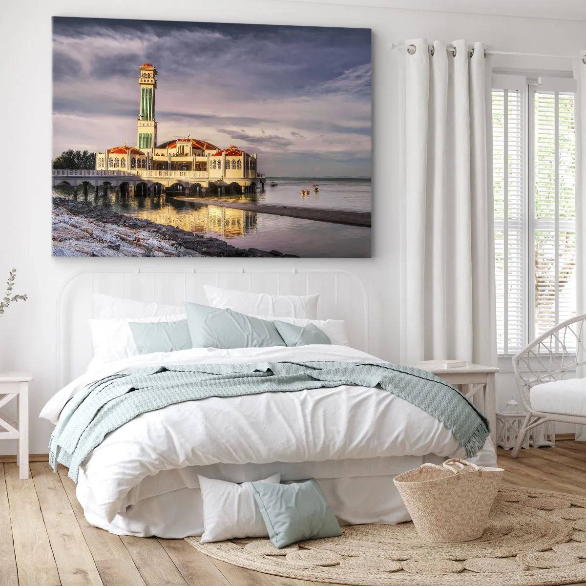 Bild auf Leinwand - Leinwandbild - Ein beeindruckendes Gebäude mit einem Minarett auf dem Wasser, umgeben von einer friedlichen Landschaft - 70x50cm - Tempel der Natur - Moderne Wanddekoration für Wohnzimmer und Schlafzimmer ARTTOR