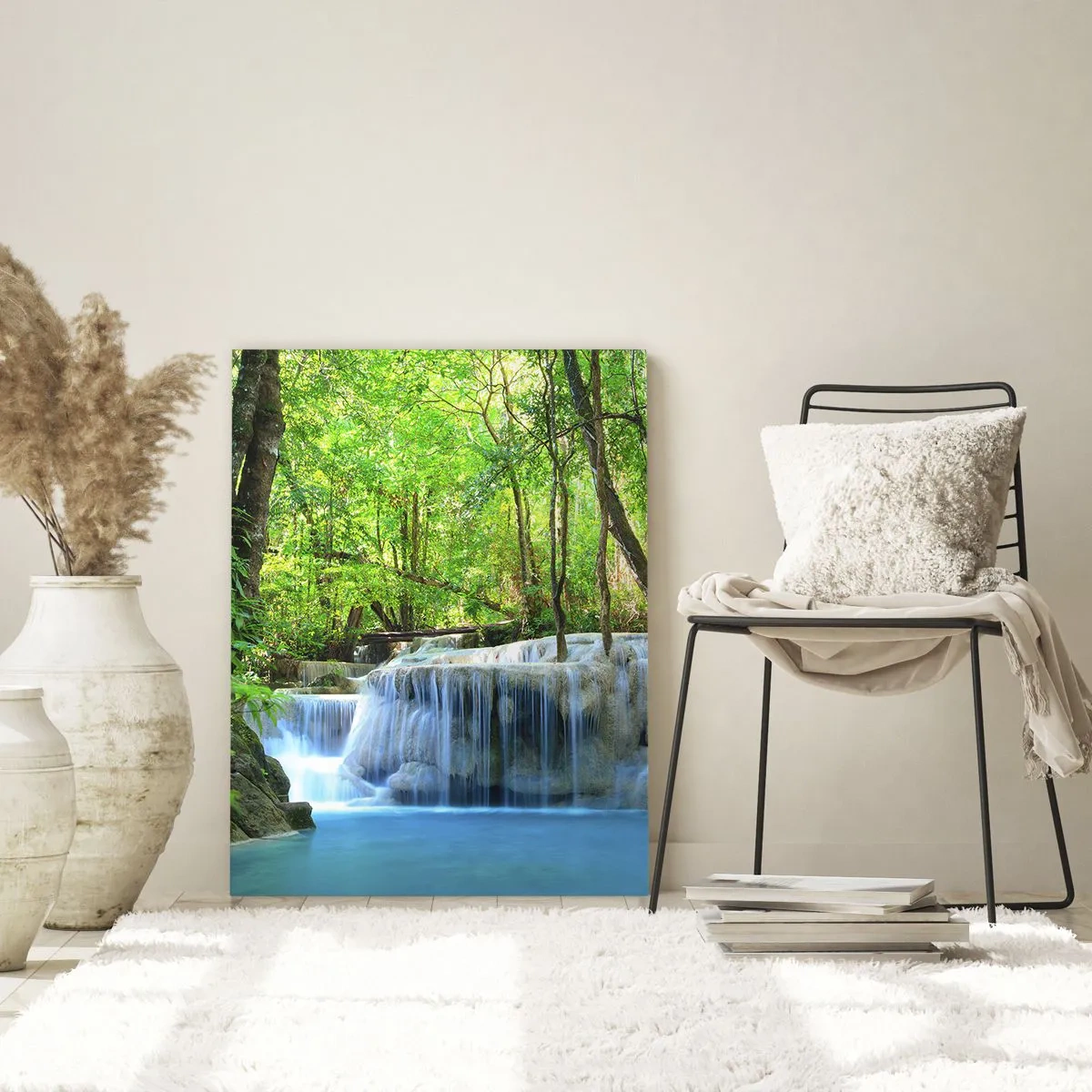 Glasbild - Bild auf glas - Ein Wasserfall, umgeben von grünen Bäumen und blauem Wasser - 50x70cm - In Türkis und Grün ertrinken - Moderne Wanddekoration für Wohnzimmer und Schlafzimmer ARTTOR