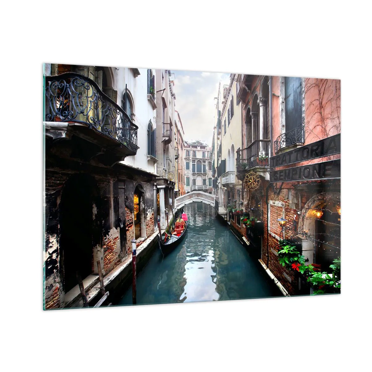 Glasbild - Bild auf glas - Ein venezianischer Kanal mit einer Gondel, umgeben von historischen Gebäuden - 100x70cm - Venezianische Landschaft mit Gondel und Brücke - Moderne Wanddekoration für Wohnzimmer und Schlafzimmer ARTTOR