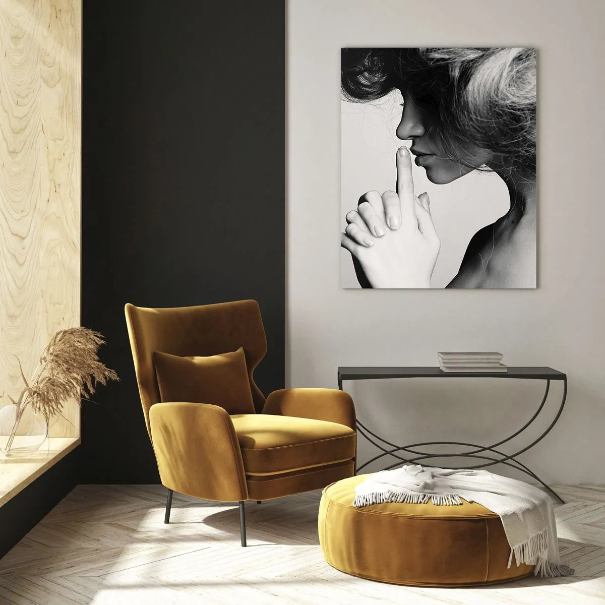 Glasbild - Bild auf glas - Eine Frau auf einem Schwarzweißfoto, die mit Gesten um Ruhe bittet - 50x70cm - Auf sich selbst hören - Moderne Wanddekoration für Wohnzimmer und Schlafzimmer ARTTOR