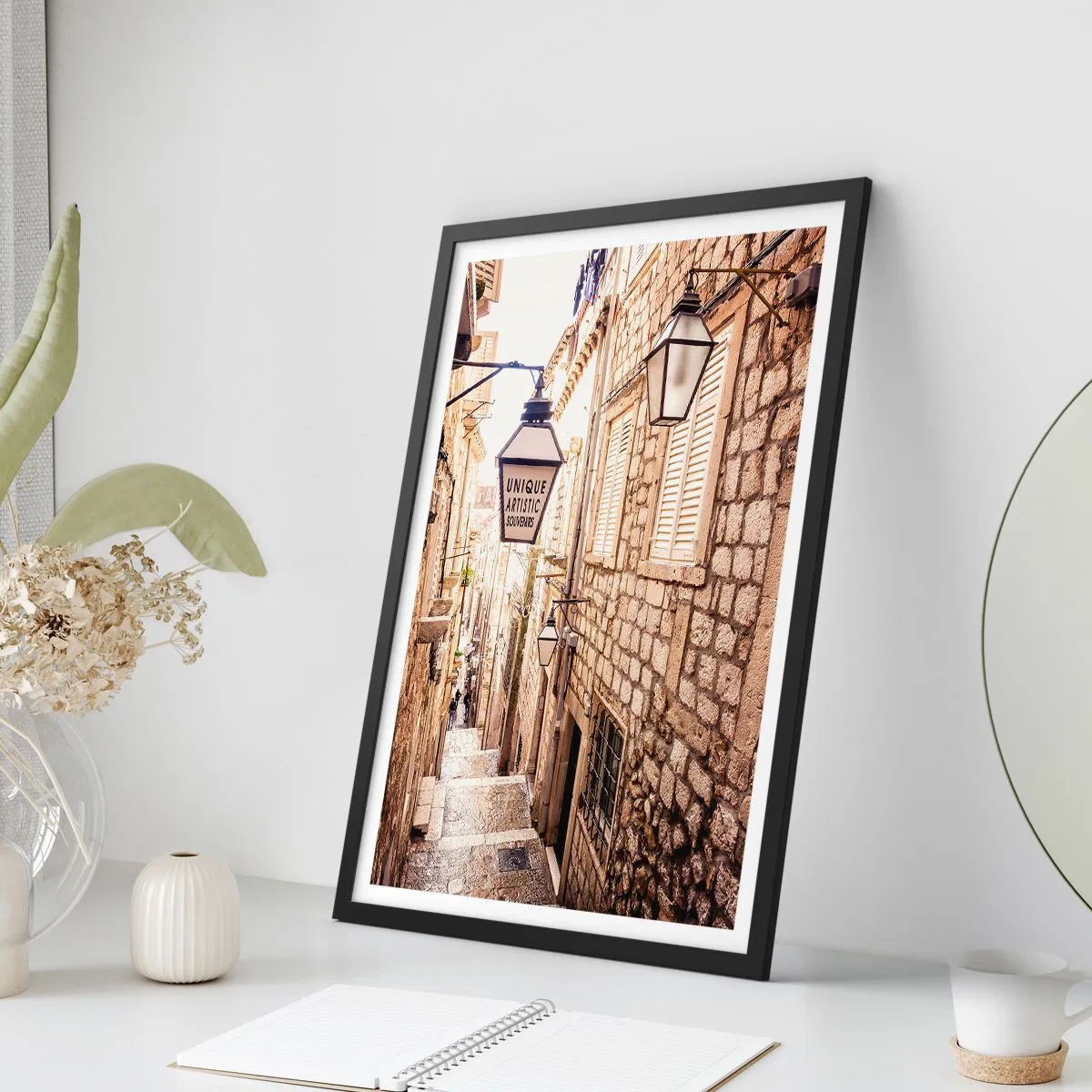 Poster in einem schwarzem Rahmen - Eine charmante Steinstraße mit Laternen und Treppen - 50x70cm - Bezaubernde Gasse - Moderne Wanddekoration für Wohnzimmer und Schlafzimmer ARTTOR