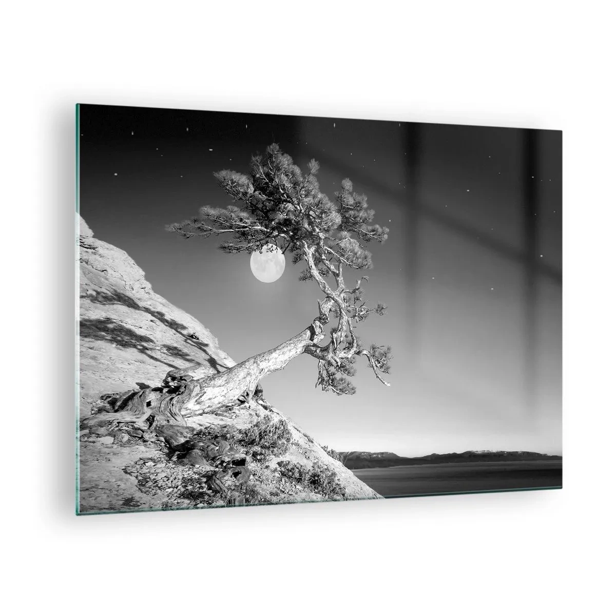 Glasbild - Bild auf glas - Ein schiefer Baum auf einem Hügel mit dem Mond im Hintergrund - 70x50cm - Siegreiche Kämpferin - Moderne Wanddekoration für Wohnzimmer und Schlafzimmer ARTTOR