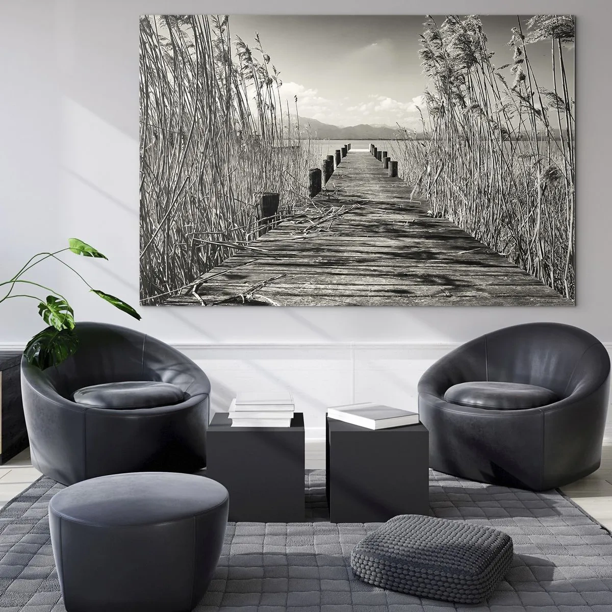 Glasbild - Bild auf glas - Eine Holzbrücke führt durch das Gras über einen ruhigen See. - 70x50cm - In der Stille des Grases - Moderne Wanddekoration für Wohnzimmer und Schlafzimmer ARTTOR