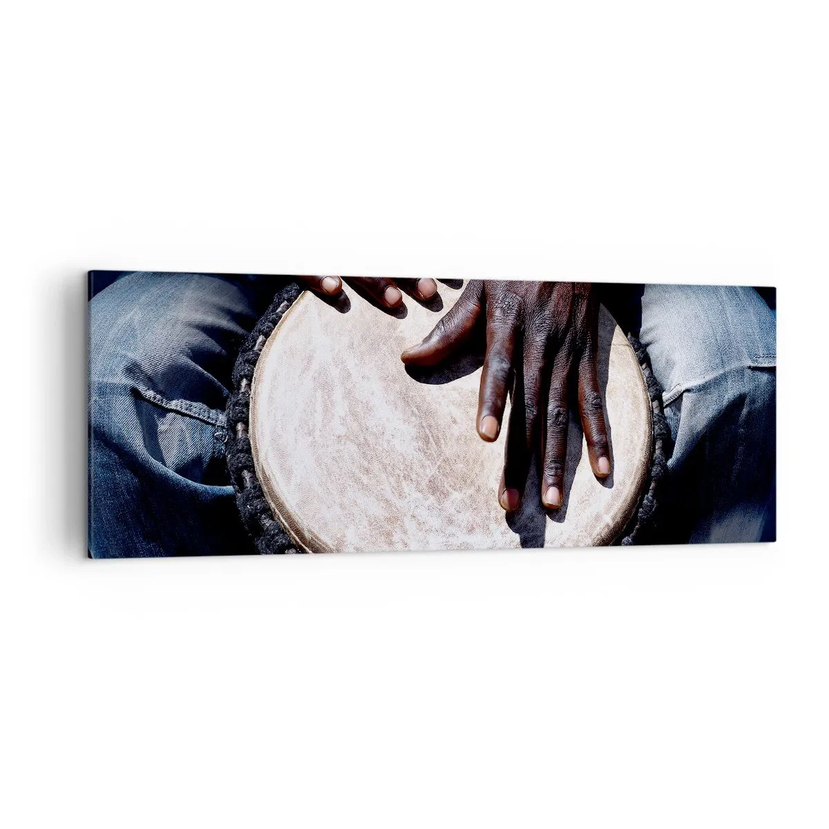 Bild auf Leinwand - Leinwandbild - Hände spielen eine Djembe-Trommel in einer dynamischen Komposition - 140x50cm - Lebe in deinem eigenen Rhythmus - Moderne Wanddekoration für Wohnzimmer und Schlafzimmer ARTTOR
