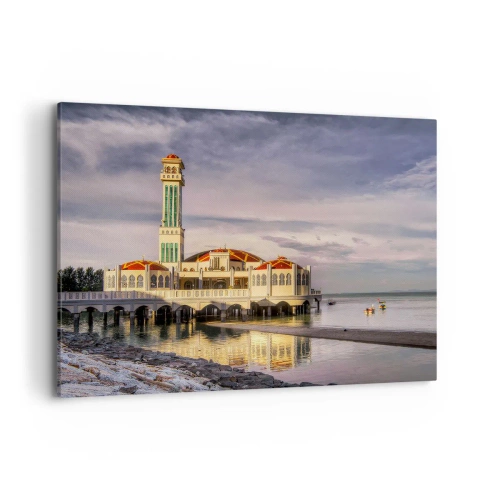 Bild auf Leinwand - Leinwandbild - Ein beeindruckendes Gebäude mit einem Minarett auf dem Wasser, umgeben von einer friedlichen Landschaft - 100x70cm - Tempel der Natur - Moderne Wanddekoration für Wohnzimmer und Schlafzimmer ARTTOR