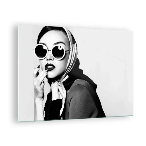 Glasbild - Bild auf glas - Stilvolle Frau mit Brille und schwarz-weißem Schal - 70x50cm - Grüße aus den 1960er Jahren - Moderne Wanddekoration für Wohnzimmer und Schlafzimmer ARTTOR