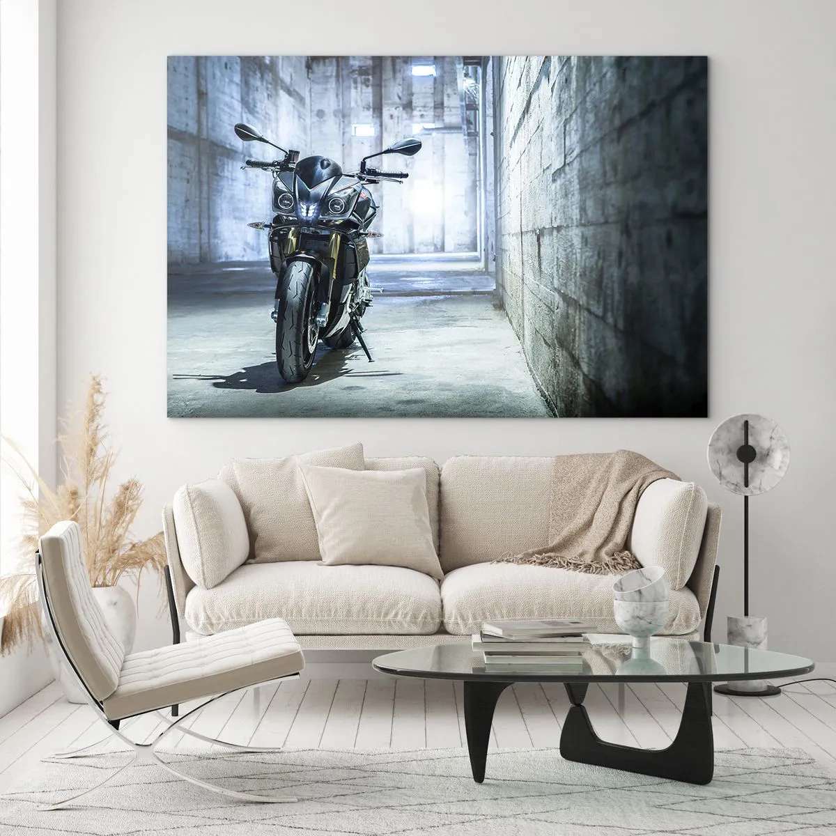 Glasbild - Bild auf glas - Ein Motorrad in einem Industriegebäude mit Betonwänden - 120x80cm - Bevor der Motor brummt - Moderne Wanddekoration für Wohnzimmer und Schlafzimmer ARTTOR