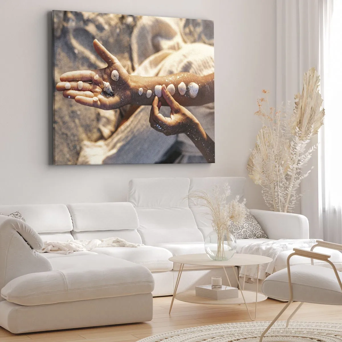 Bild auf Leinwand - Leinwandbild - Hände mit Muscheln auf dem Sandhintergrund angeordnet - 120x80cm - Schönheit an Ihren Fingerspitzen - Moderne Wanddekoration für Wohnzimmer und Schlafzimmer ARTTOR