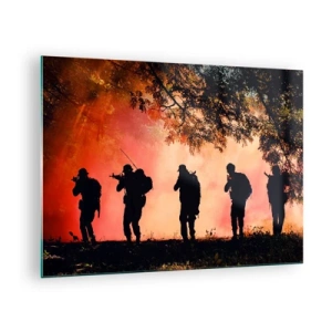 Glasbild - Bild auf glas - Eine Gruppe Soldaten marschiert vor der Kulisse eines brennenden Waldes. - 70x50cm - … Alle für einen. - Moderne Wanddekoration für Wohnzimmer und Schlafzimmer ARTTOR