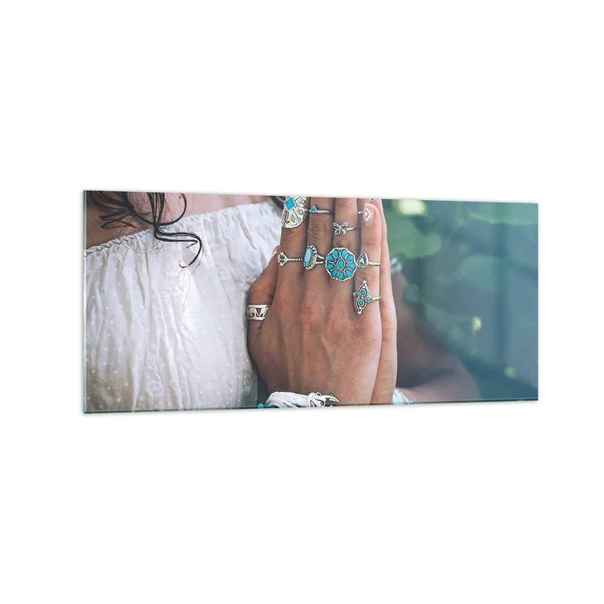 Glasbild - Bild auf glas - Mit Boho-Schmuck verzierte Hände - 120x50cm - Willkommen im Zentrum des Seins - Moderne Wanddekoration für Wohnzimmer und Schlafzimmer ARTTOR