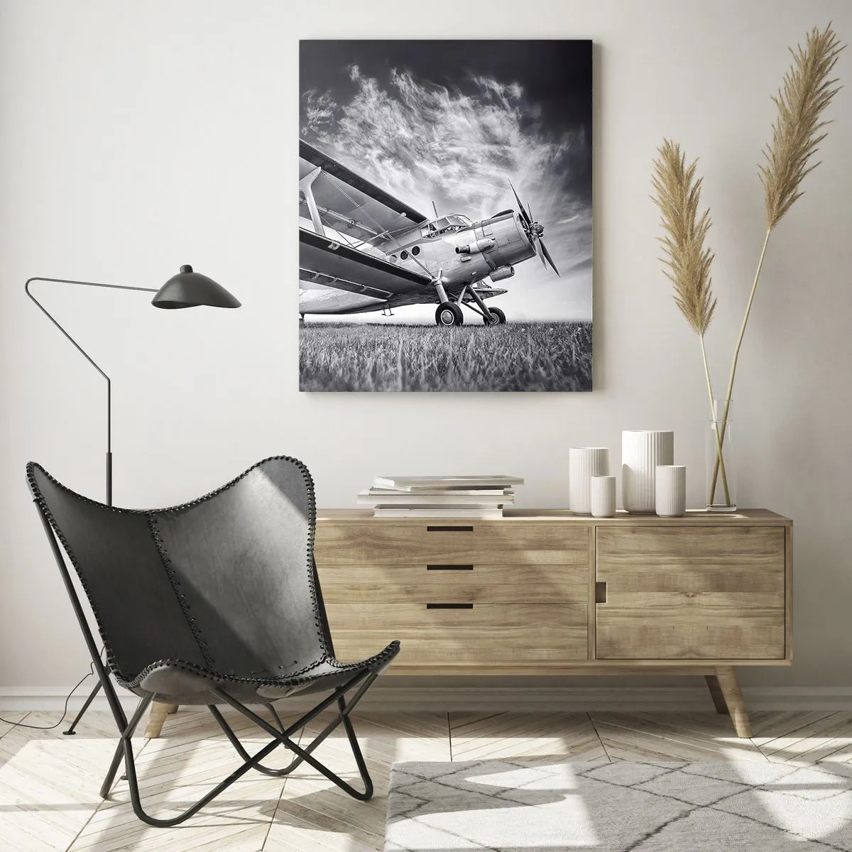 Glasbild - Bild auf glas - Ein Flugzeug vor einem dramatischen Himmel in Schwarzweiß - 70x100cm - Der geflügelte Wanderer - Moderne Wanddekoration für Wohnzimmer und Schlafzimmer ARTTOR