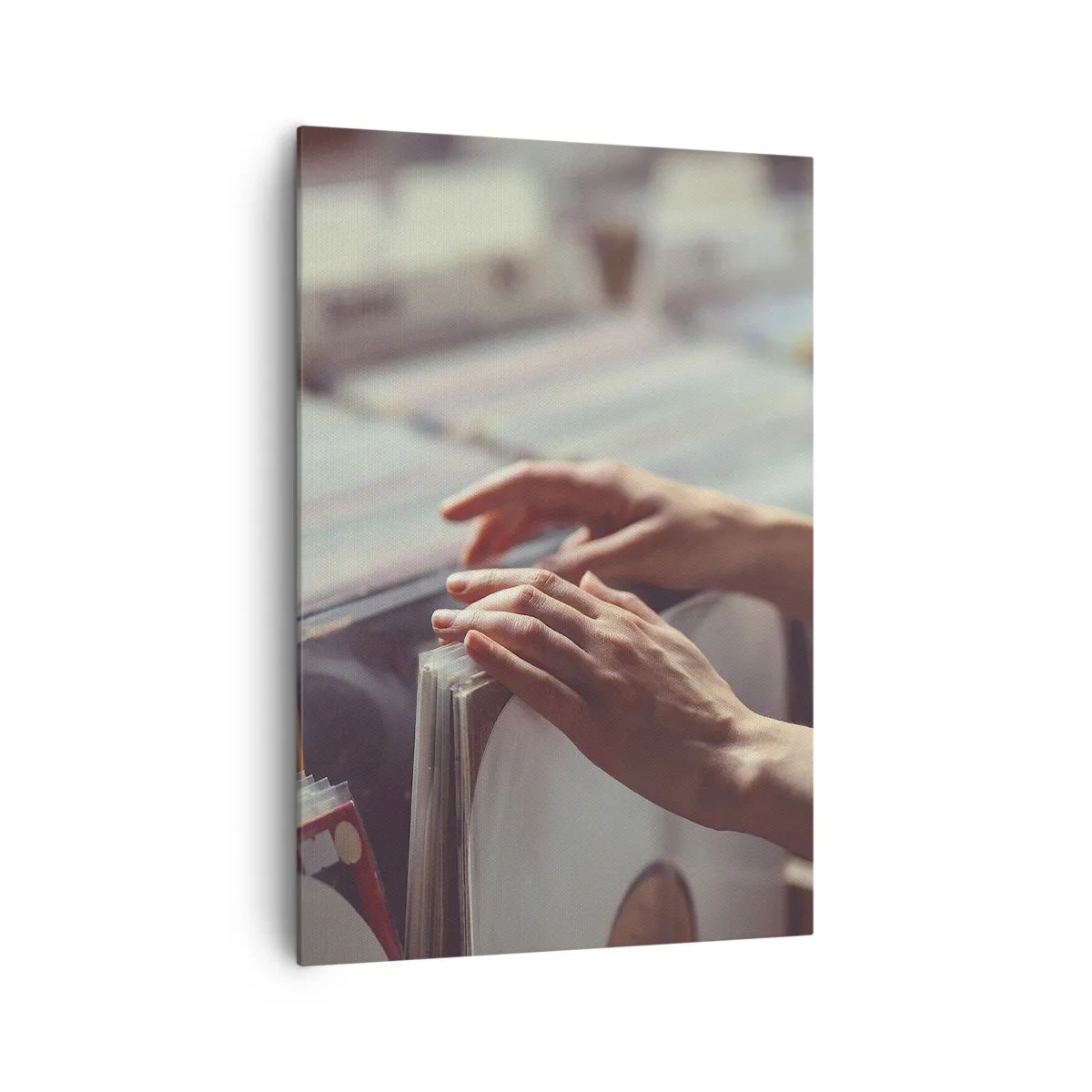 Bild auf Leinwand - Leinwandbild - Hände blättern durch eine Vinylsammlung - 70x100cm - Auf der Suche nach Emotionen - Moderne Wanddekoration für Wohnzimmer und Schlafzimmer ARTTOR