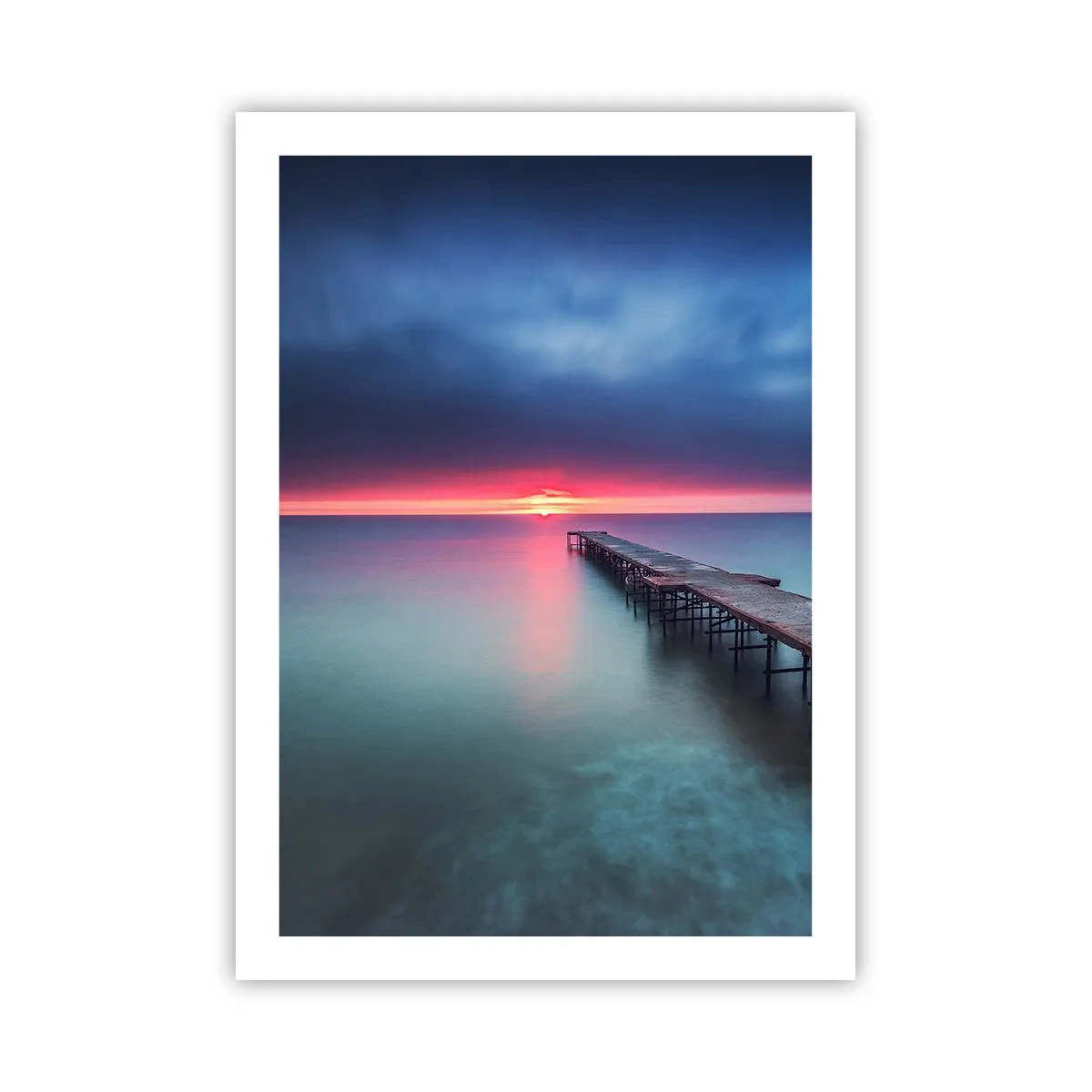 Poster - Ein Steg, der sich bei Sonnenuntergang in ein ruhiges Meer erstreckt - 50x70cm - Zwischen Himmel und Erde - Moderne Wanddekoration für Wohnzimmer und Schlafzimmer ARTTOR