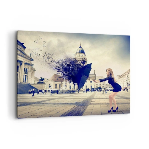 Bild auf Leinwand - Leinwandbild - Eine Frau mit Regenschirm in einer künstlerischen Komposition vor urbanem Hintergrund - 100x70cm - Es weht so ein Wind ... - Moderne Wanddekoration für Wohnzimmer und Schlafzimmer ARTTOR