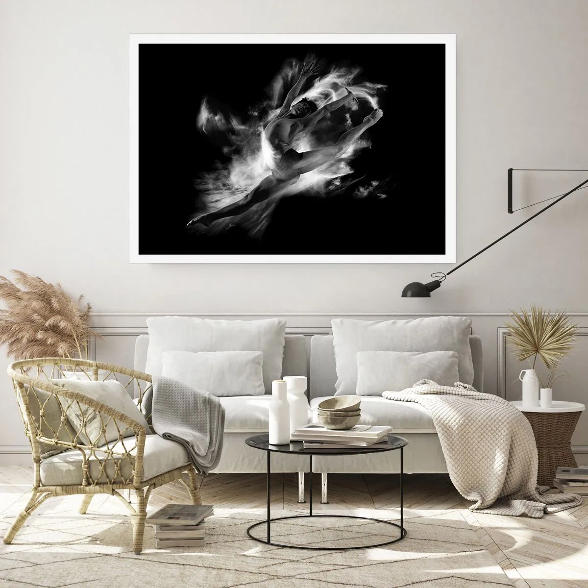 Poster - Eine Tänzerin in dynamischer Pose vor schwarzem Hintergrund - 100x70cm - Im Flug hängen geblieben - Moderne Wanddekoration für Wohnzimmer und Schlafzimmer ARTTOR