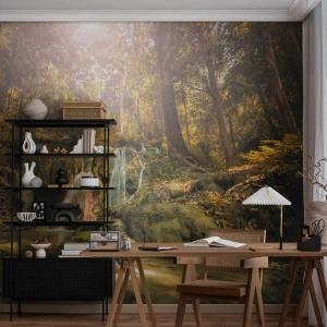 Fototapete Premium Sand - Ein malerischer Wasserfall, umgeben von einem herbstlichen Wald - 100x70cm - Waldkaskade im Grünen - Moderne Wanddekoration für Wohnzimmer und Schlafzimmer ARTTOR