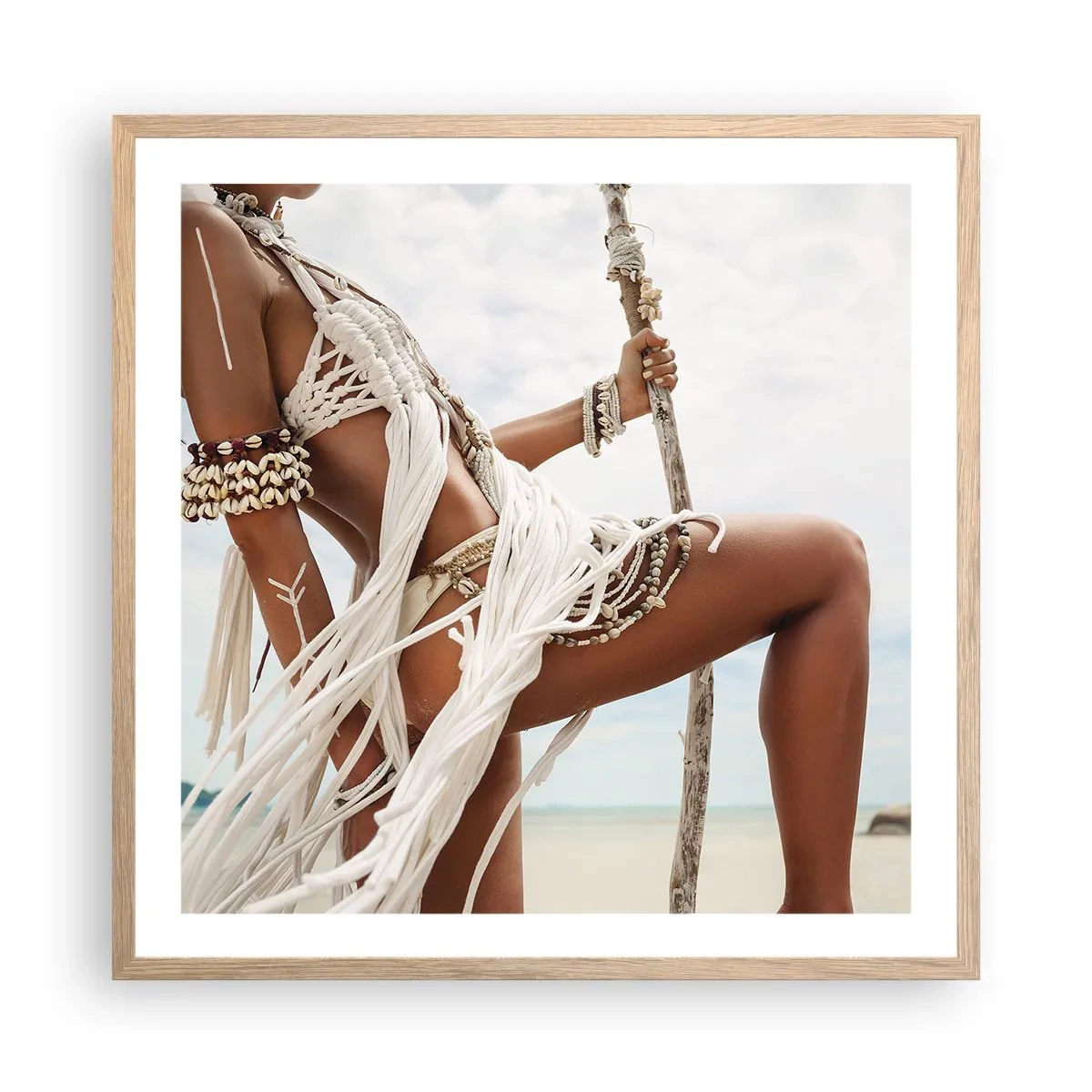 Poster in einem Rahmen aus heller Eiche - Eine Priesterin der Sonne - 60x60 cm