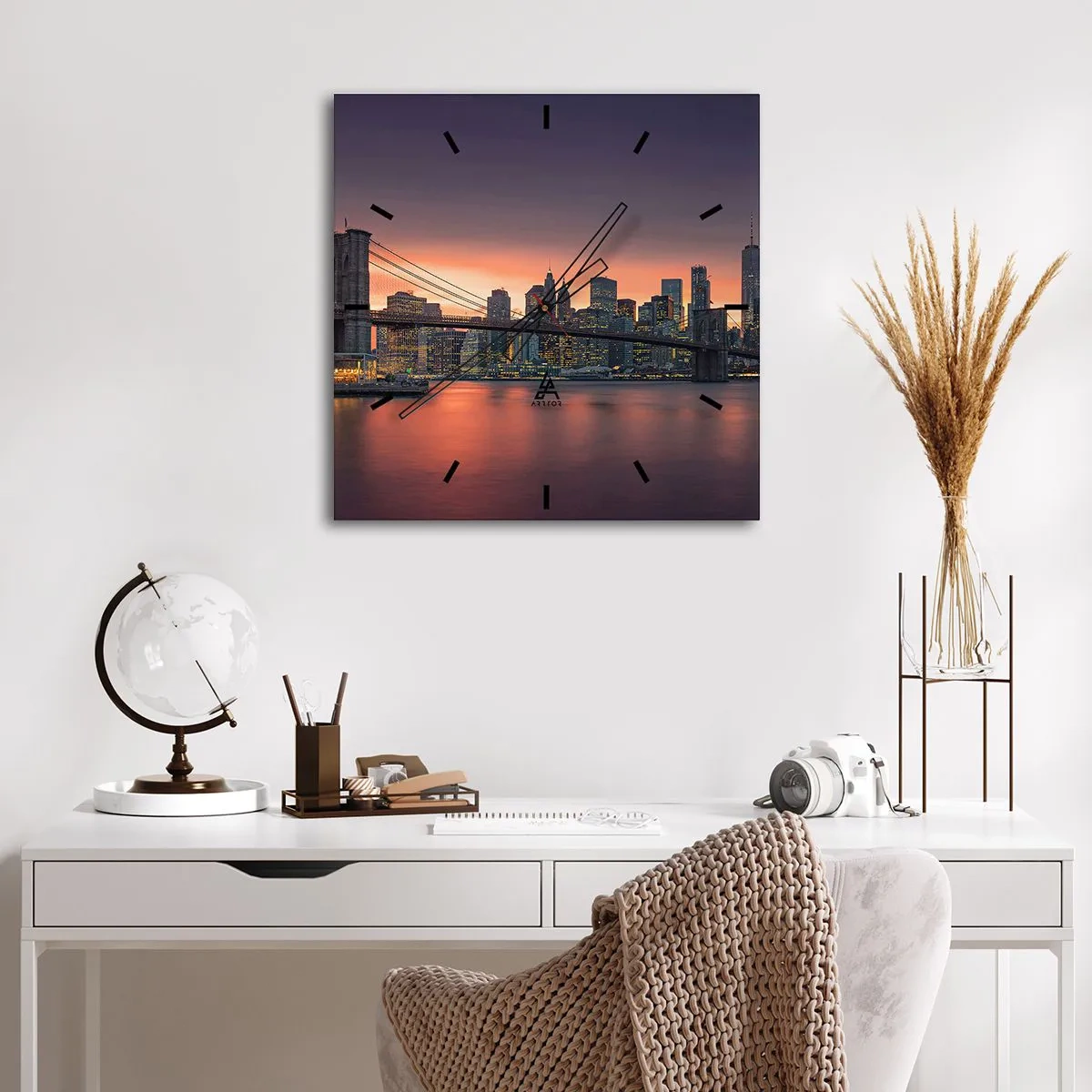 Wanduhr - Glasuhr - Nachtpanorama der Stadt mit einer Brücke und einem beleuchteten Himmel - 30x30cm - Eingetaucht in lila Stille - Moderne Wanddekoration für Wohnzimmer und Schlafzimmer ARTTOR