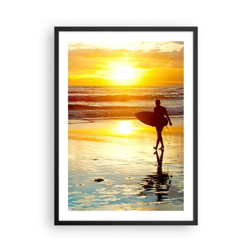 Poster in einem schwarzem Rahmen - Surfer zu Fuß am Strand bei Sonnenuntergang - 50x70cm - Die Rückkehr des Kriegers - Moderne Wanddekoration für Wohnzimmer und Schlafzimmer ARTTOR