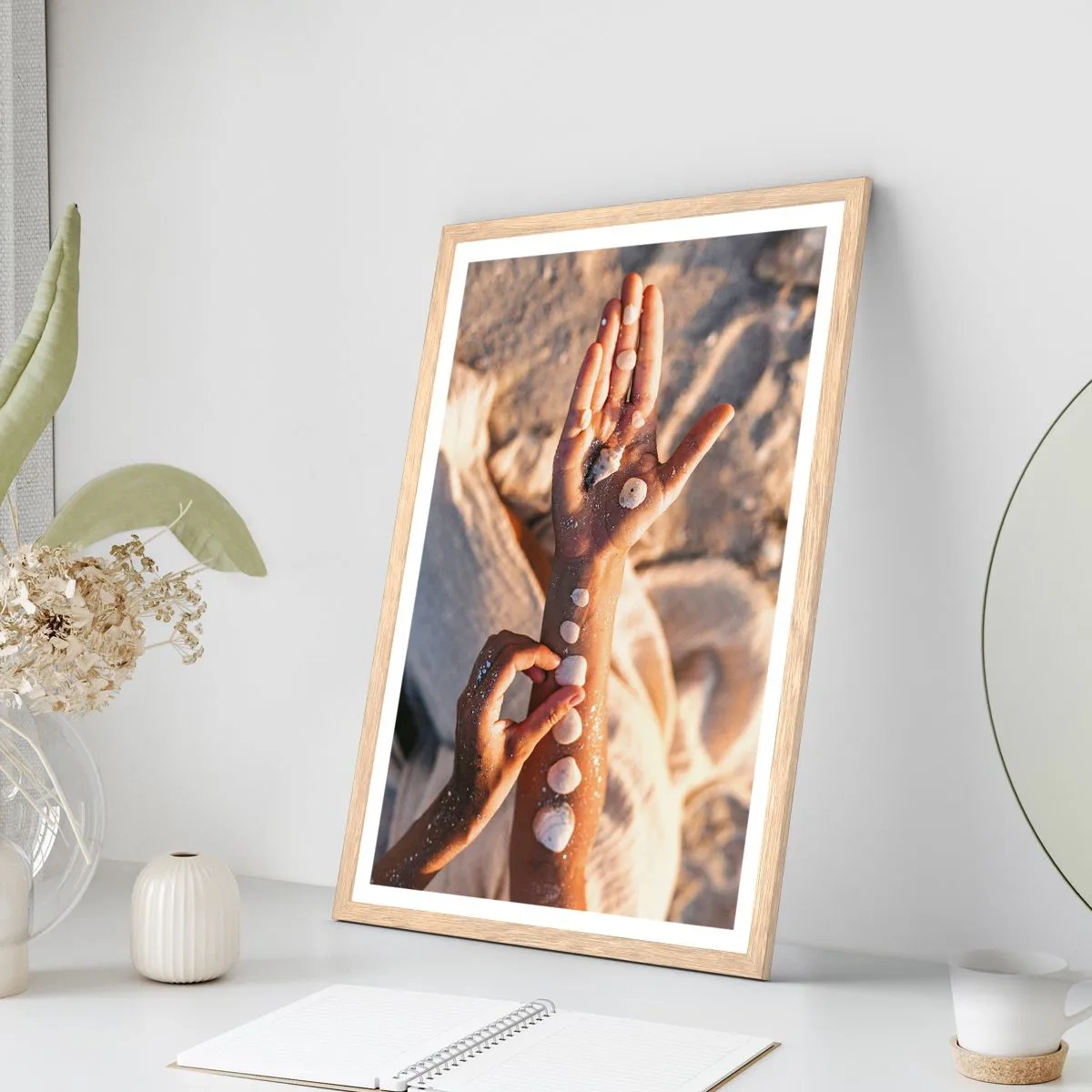 Poster in einem Rahmen aus heller Eiche - Schönheit an Ihren Fingerspitzen - 70x100 cm