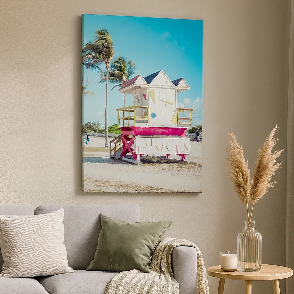 Bild auf Leinwand - Leinwandbild - Ein Strand mit Palmen und einem Rettungsschwimmerturm im Hintergrund - 50x70cm - Dir steht ein schöner Tag bevor - Moderne Wanddekoration für Wohnzimmer und Schlafzimmer ARTTOR