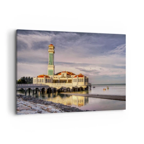 Bild auf Leinwand - Leinwandbild - Ein beeindruckendes Gebäude mit einem Minarett auf dem Wasser, umgeben von einer friedlichen Landschaft - 120x80cm - Tempel der Natur - Moderne Wanddekoration für Wohnzimmer und Schlafzimmer ARTTOR