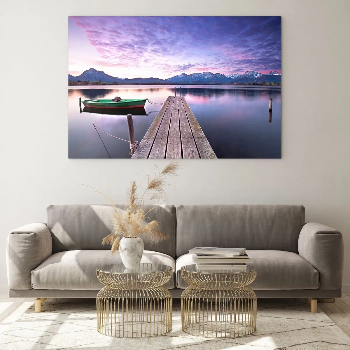 Glasbild - Bild auf glas - Grünes Boot auf einem Pier mit Bergkulisse bei Sonnenaufgang - 100x70cm - Freundliche Stille - Moderne Wanddekoration für Wohnzimmer und Schlafzimmer ARTTOR