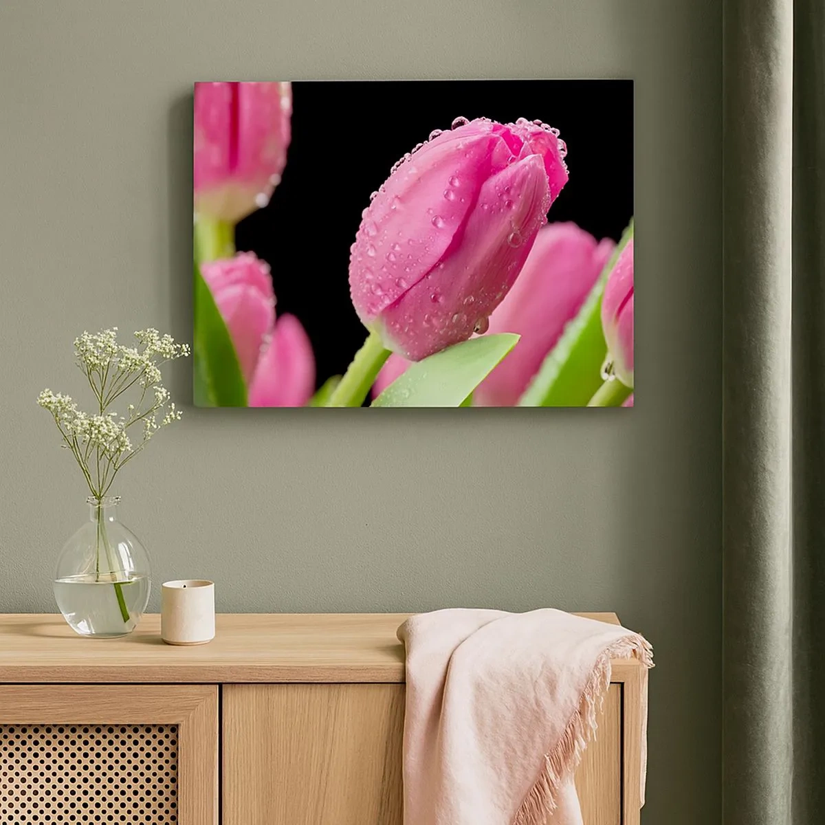 Bild auf Leinwand - Leinwandbild - Rosa Tulpe mit Wassertropfen auf schwarzem Hintergrund - 70x50cm - Lila Traum im Tau - Moderne Wanddekoration für Wohnzimmer und Schlafzimmer ARTTOR
