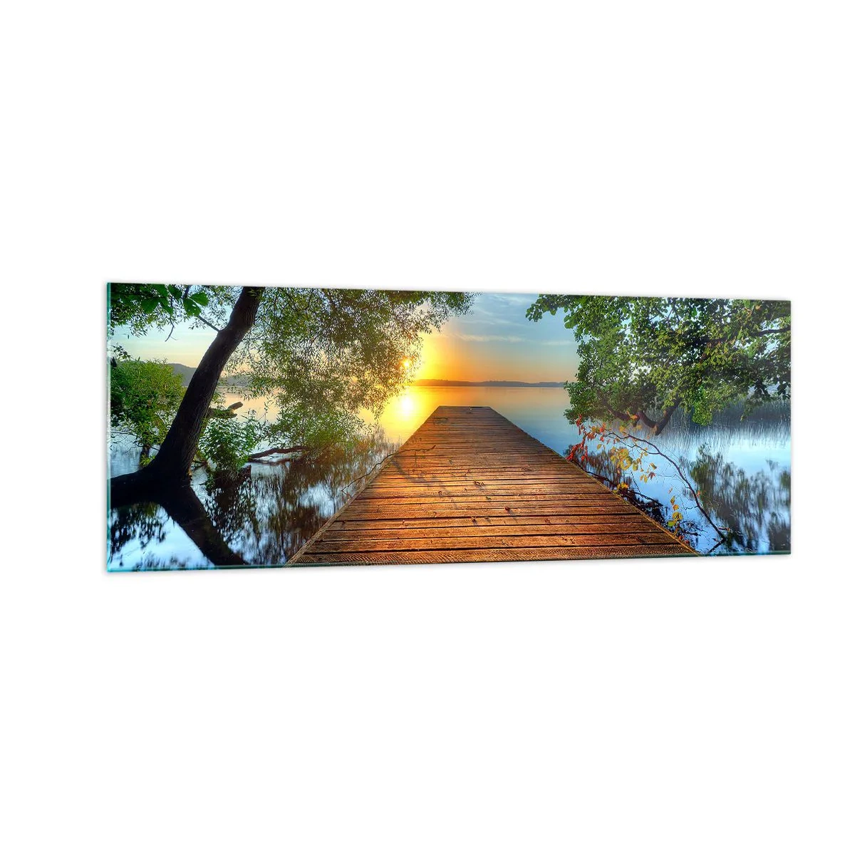 Glasbild - Bild auf glas - Ein von Grün umgebener Holzsteg bei Sonnenuntergang - 140x50cm - Nimm dir Zeit, setz dich hin - Moderne Wanddekoration für Wohnzimmer und Schlafzimmer ARTTOR