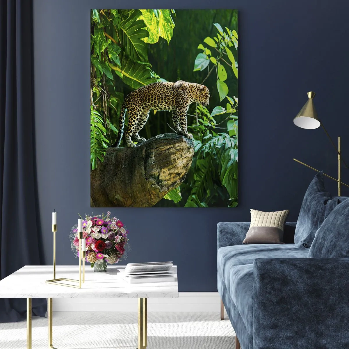 Glasbild - Bild auf glas - Ein Leopard steht auf einem Felsen, umgeben von tropischer Vegetation - 80x120cm - Auf die Jagd? - Moderne Wanddekoration für Wohnzimmer und Schlafzimmer ARTTOR