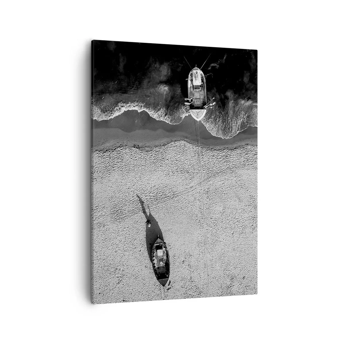 Bild auf Leinwand - Leinwandbild - Schwarz-Weiß-Luftaufnahme von Booten am Strand - 50x70cm - Immer noch am Ufer… - Moderne Wanddekoration für Wohnzimmer und Schlafzimmer ARTTOR