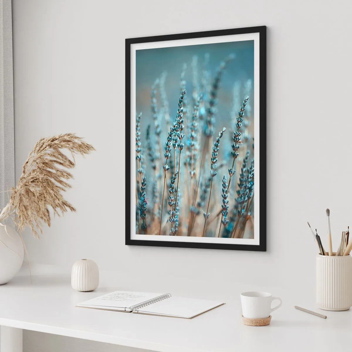 Poster in einem schwarzem Rahmen - Zarte Lavendelblüten auf pastellfarbenem Hintergrund - 50x70cm - Duftendes Kornfeld - Moderne Wanddekoration für Wohnzimmer und Schlafzimmer ARTTOR