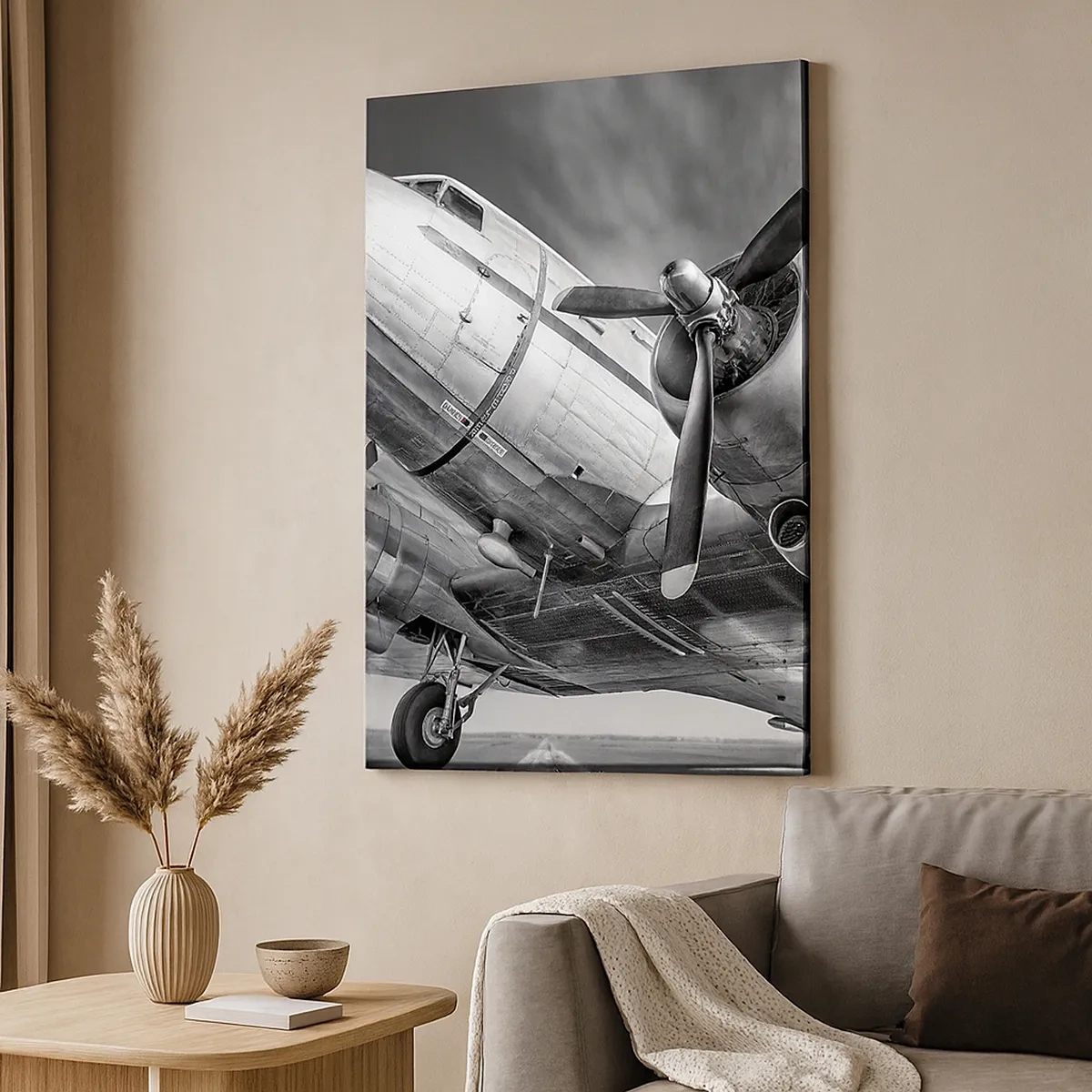 Bild auf Leinwand - Leinwandbild - Ein Schwarzweißbild eines klassischen Flugzeugs mit sichtbaren Strukturdetails. - 50x70cm - Immer flugbereit - Moderne Wanddekoration für Wohnzimmer und Schlafzimmer ARTTOR