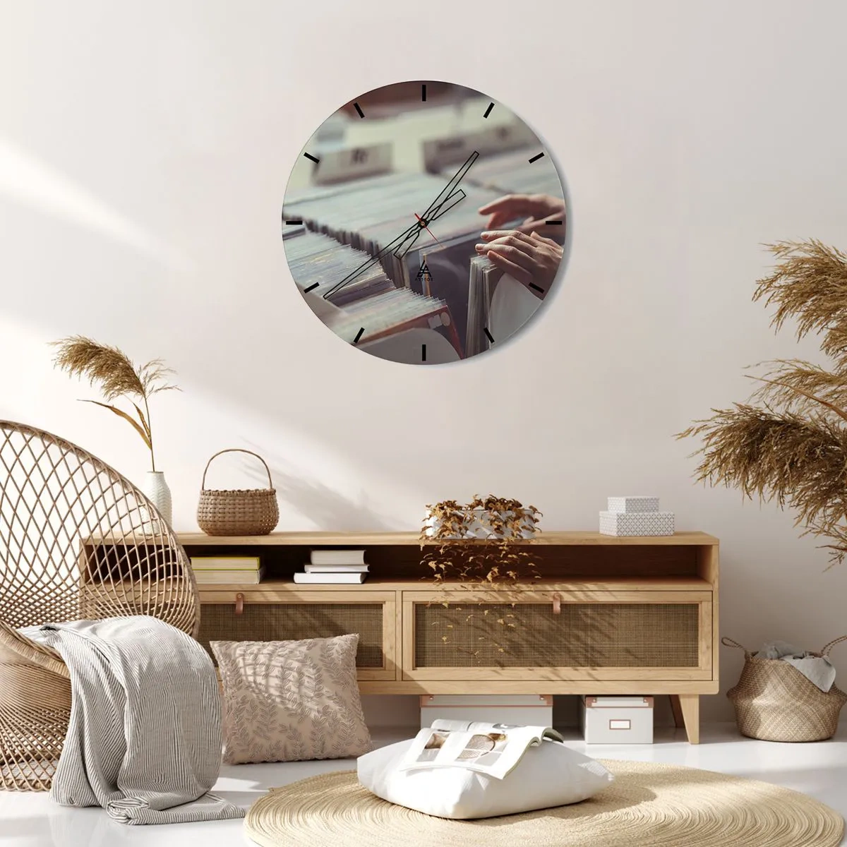 Wanduhr - Glasuhr - Vinyl in einem Musikgeschäft durchstöbern - 30x30cm - Auf der Suche nach Emotionen - Moderne Wanddekoration für Wohnzimmer, Küche und Schlafzimmer ARTTOR
