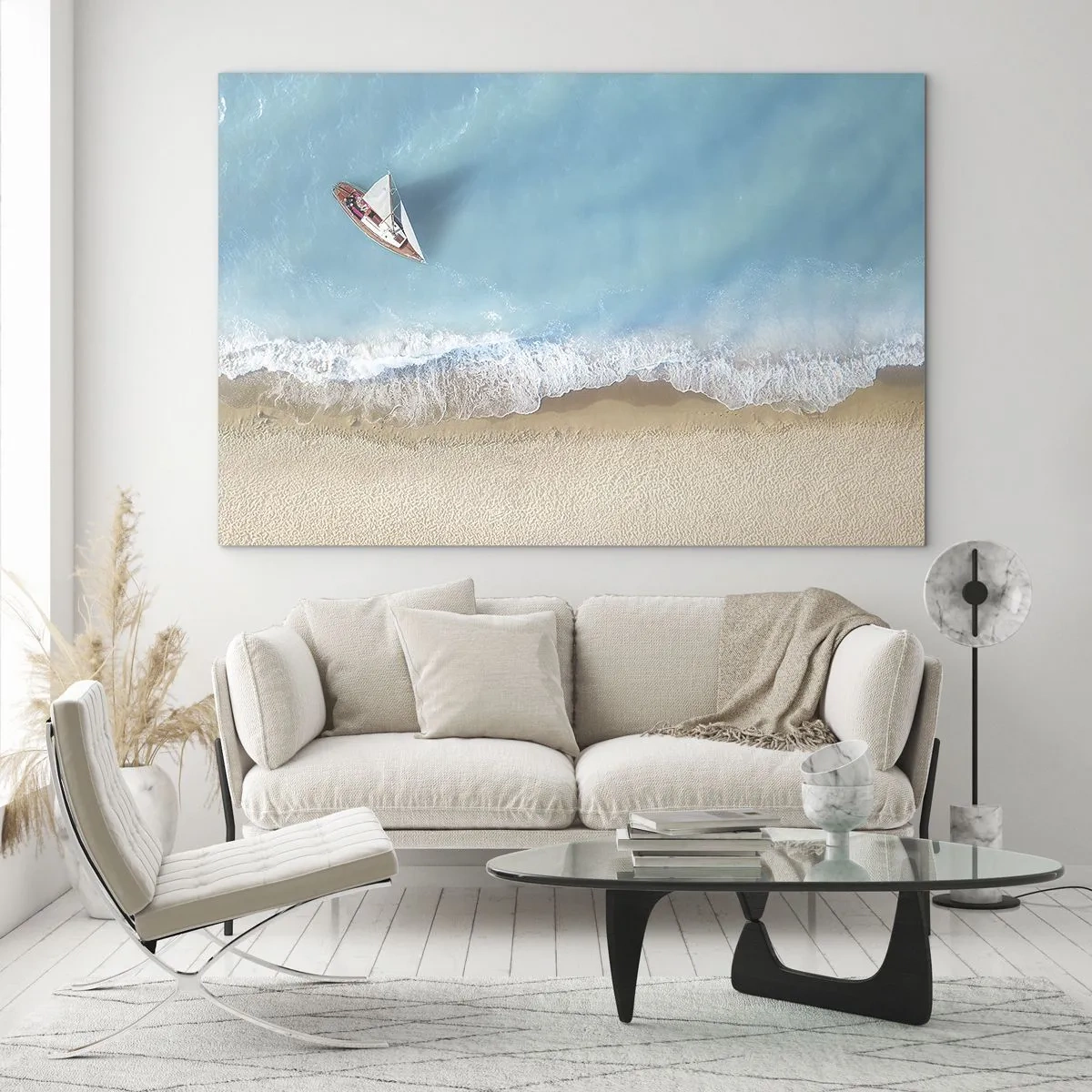 Glasbild - Bild auf glas - Ein Segelboot auf dem azurblauen Meer an einem Sandstrand - 100x70cm - An der Grenze von Blau und Gold - Moderne Wanddekoration für Wohnzimmer und Schlafzimmer ARTTOR