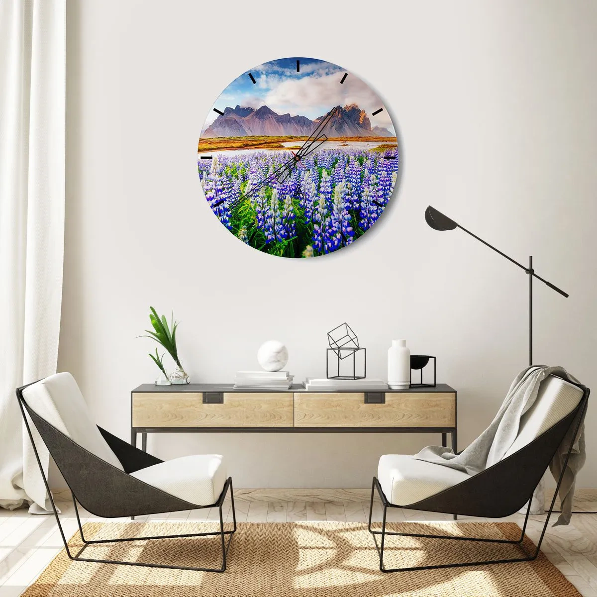 Wanduhr - Glasuhr - Landschaft mit Blumenfeldern und Bergen im Hintergrund - 30x30cm - Kraft und Strenge neben Sanftmut - Moderne Wanddekoration für Wohnzimmer, Küche und Schlafzimmer ARTTOR