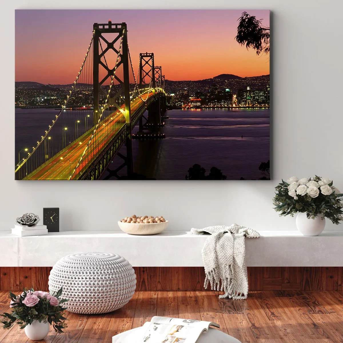 Bild auf Leinwand - Leinwandbild - Eine nachts beleuchtete Brücke über dem Wasser mit Panoramablick auf die Stadt - 70x50cm - Violetter Abend - Moderne Wanddekoration für Wohnzimmer und Schlafzimmer ARTTOR