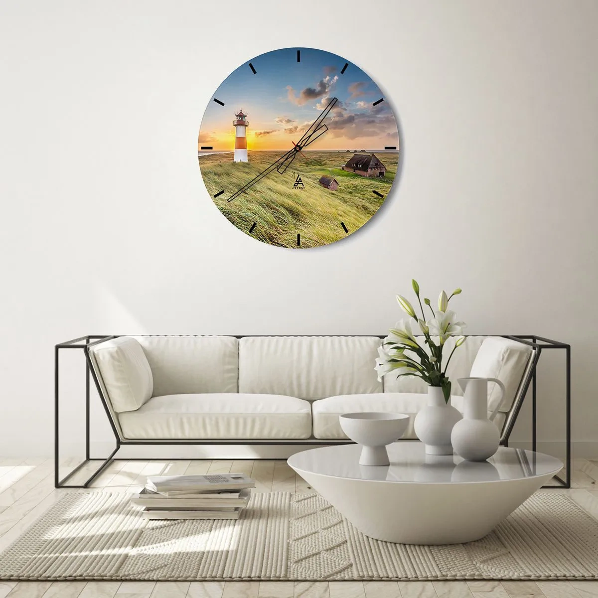 Wanduhr - Glasuhr - Ein Leuchtturm mit Sonnenuntergang und Landhäusern im Hintergrund - 30x30cm - Zwischen den Wellen - Moderne Wanddekoration für Wohnzimmer, Küche und Schlafzimmer ARTTOR