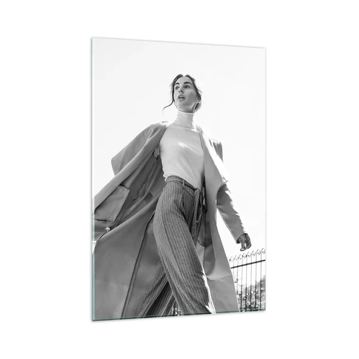 Glasbild - Bild auf glas - Stilvolle Frau im Mantel vor schwarz-weißem Architekturhintergrund - 80x120cm - Gehst du mit mir? - Moderne Wanddekoration für Wohnzimmer und Schlafzimmer ARTTOR
